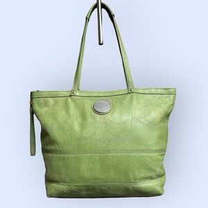 Coach Signature C Leather Tote zip closure